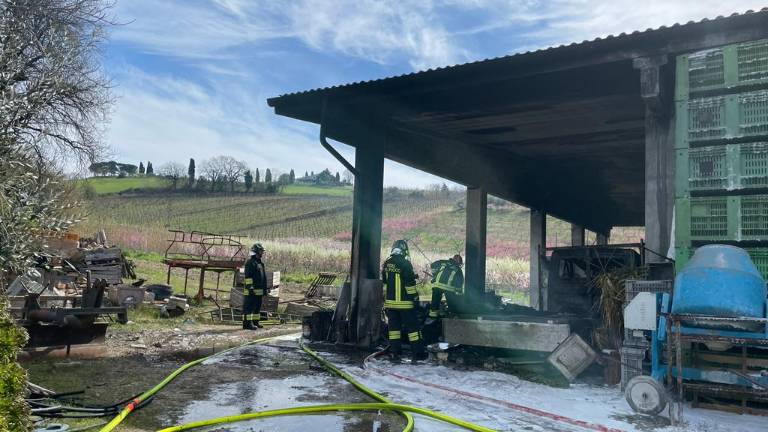 Incendio in un capanno agricolo a Madonna del Fuoco di Cesena: danni ingenti Incendio in un capanno agricolo a Madonna del Fuoco di Cesena: danni ingenti