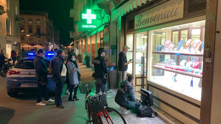 Rapina in centro a Rimini: il titolare spara. Caccia al bandito Rapina in centro a Rimini: il titolare spara. Caccia al bandito