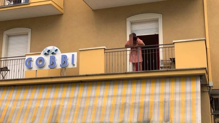 Rimini, donna si chiude in camera all'hotel Gobbi: Io non me ne vado, poi arrivano i Vigili del fuoco Rimini, donna si chiude in camera all'hotel Gobbi: Io non me ne vado, poi arrivano i Vigili del fuoco