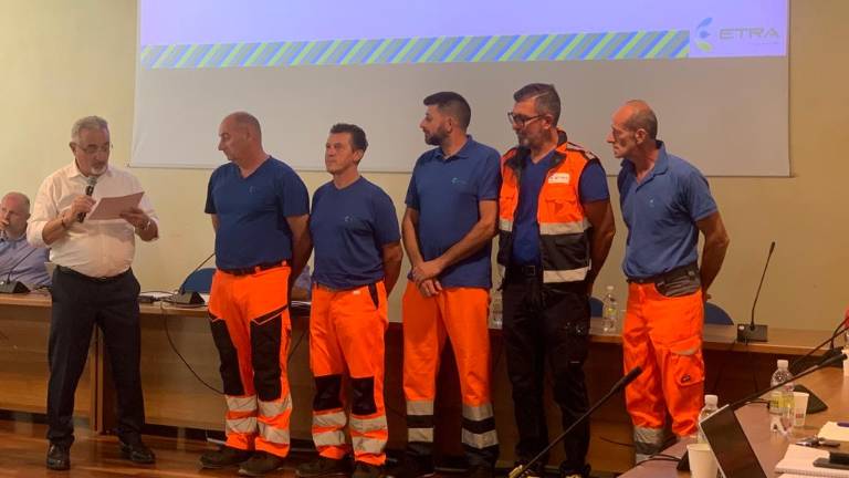 Da Cittadella al lavoro con entusiasmo dopo l'alluvione in Romagna: encomio dell'azienda Etra a 6 dipendenti VIDEO Da Cittadella al lavoro con entusiasmo dopo l'alluvione in Romagna: encomio dell'azienda Etra a 6 dipendenti VIDEO