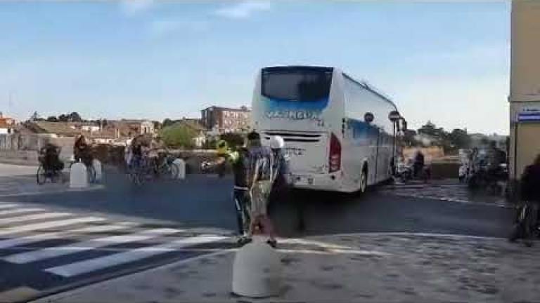Rimini, tir e pullman in centro, il Comune sacrifica il diritto alla salute VIDEO Rimini, tir e pullman in centro, il Comune sacrifica il diritto alla salute VIDEO