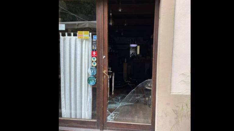Rimini. Gli sfondano la vetrata del ristorante per la terza volta in tre mesi Rimini. Gli sfondano la vetrata del ristorante per la terza volta in tre mesi