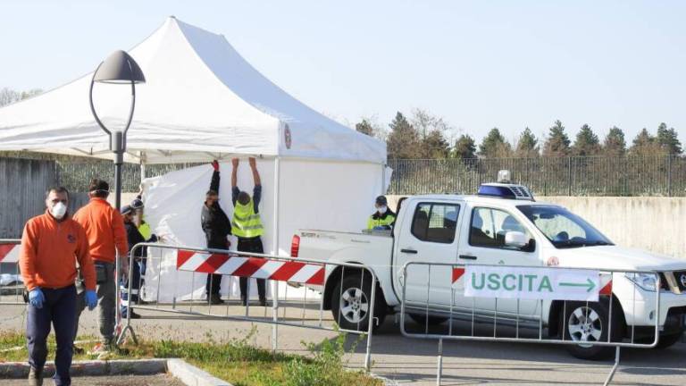 Drive trough anche a Imola e Medicina da domani, montata la tenda Drive trough anche a Imola e Medicina da domani, montata la tenda