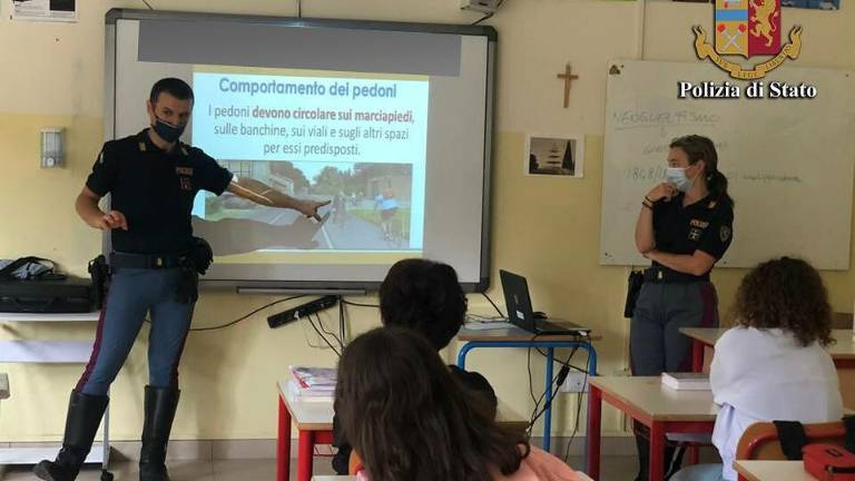 Forlì, la Polizia Stradale incontra gli alunni della Via Pascoli Forlì, la Polizia Stradale incontra gli alunni della Via Pascoli