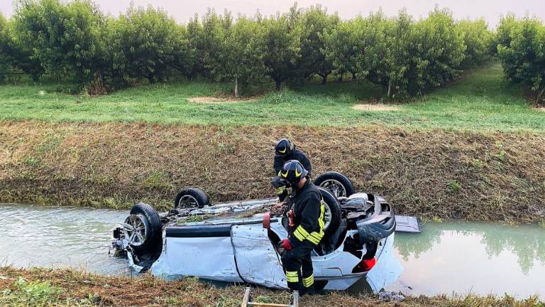 Conselice, incidente: con l'auto nel canale, giovane in gravi condizioni - Gallery Conselice, incidente: con l'auto nel canale, giovane in gravi condizioni - Gallery