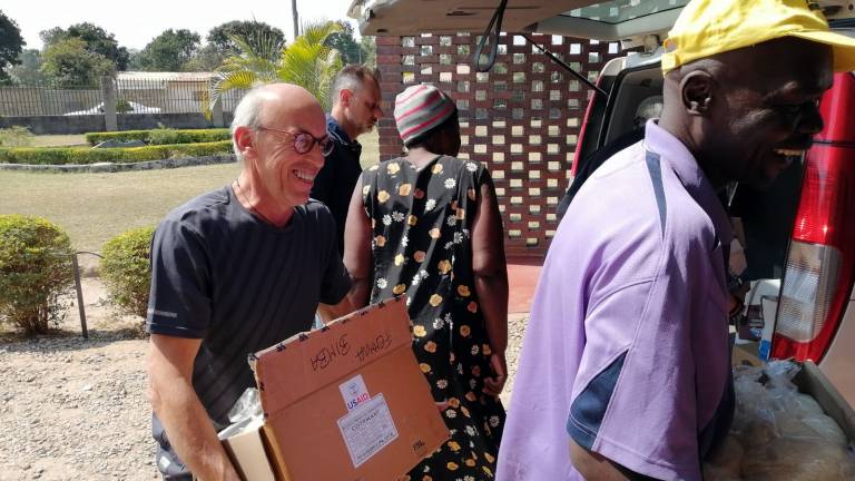 Quattro volontari riminesi fanno le ferie in Zambia per portare aiuti Quattro volontari riminesi fanno le ferie in Zambia per portare aiuti