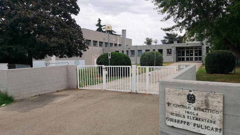 Le scuole elementari Giuseppe Pulicari nel quartiere campanella (foto Mmph= Le scuole elementari Giuseppe Pulicari nel quartiere campanella (foto Mmph=