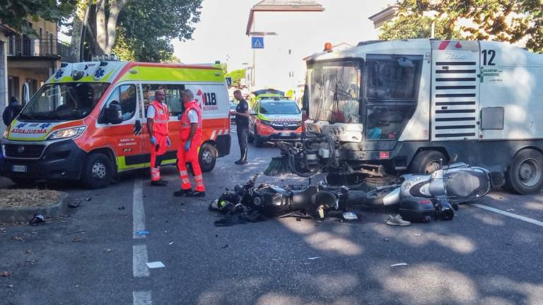 Ravenna, incidente: due moto contro una spazzatrice, un ferito grave Ravenna, incidente: due moto contro una spazzatrice, un ferito grave