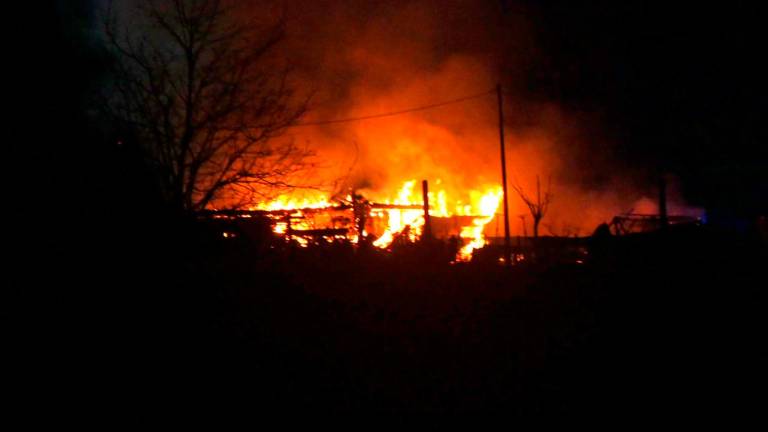 Ravenna, incendio nella notte: distrutto un capannone, danneggiata una casa, muore un cane - Gallery Ravenna, incendio nella notte: distrutto un capannone, danneggiata una casa, muore un cane - Gallery