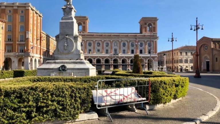 Forlì, lotta al Coronavirus: il Comune transenna le panchine Forlì, lotta al Coronavirus: il Comune transenna le panchine