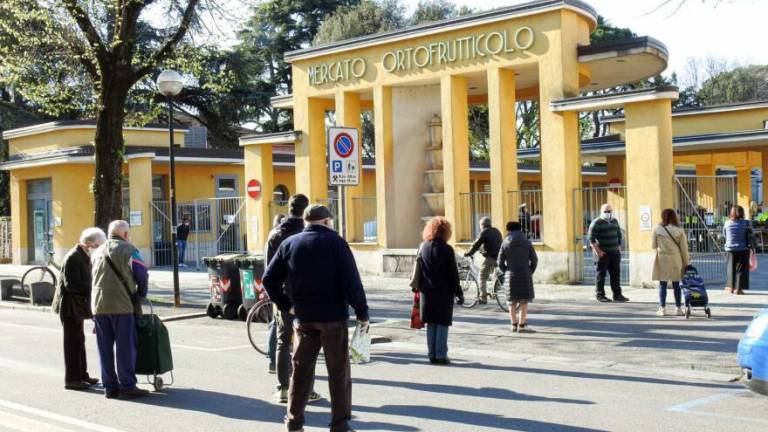 Mercato agricolo di Imola riaperto, file ordinate ai cancelli Mercato agricolo di Imola riaperto, file ordinate ai cancelli