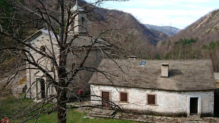 Il fascino dei “giganti di pietra”, un viaggio nei borghi abbandonati in Romagna