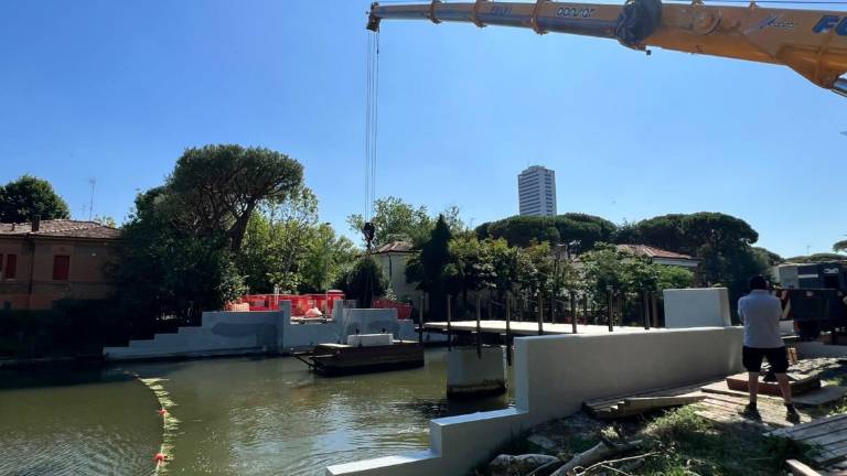 Ponte di via Ferrara a Cesenatico: posata la prima parte, mercoledì la seconda Ponte di via Ferrara a Cesenatico: posata la prima parte, mercoledì la seconda