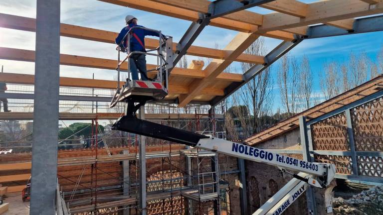 Riccione, ex fornace Piva: via al lavori per il montaggio del tetto Riccione, ex fornace Piva: via al lavori per il montaggio del tetto