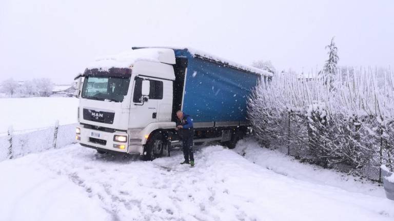 Neve a Savignano, autoarticolato fuori strada Neve a Savignano, autoarticolato fuori strada