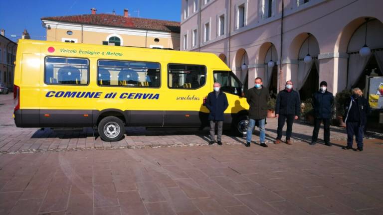 Cervia, nuovo scuolabus a metano per la scuola dell'infanzia Cervia, nuovo scuolabus a metano per la scuola dell'infanzia