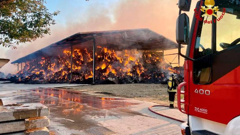 Mordano, incendio in un capannone della Brini VIDEO Mordano, incendio in un capannone della Brini VIDEO