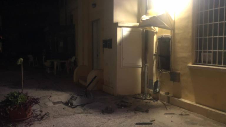 Saludecio, fanno saltare il bancomat, ma usano troppo esplosivo: i ladri restano a mani vuote Saludecio, fanno saltare il bancomat, ma usano troppo esplosivo: i ladri restano a mani vuote