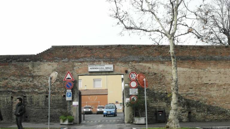 Imola, code sotto al gazebo del centro prelievi Imola, code sotto al gazebo del centro prelievi