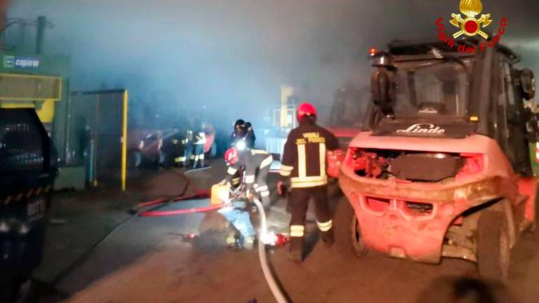 Incendio a Savignano in un centro di raccolta rifiuti, maxi intervento dei vigili del fuoco Incendio a Savignano in un centro di raccolta rifiuti, maxi intervento dei vigili del fuoco
