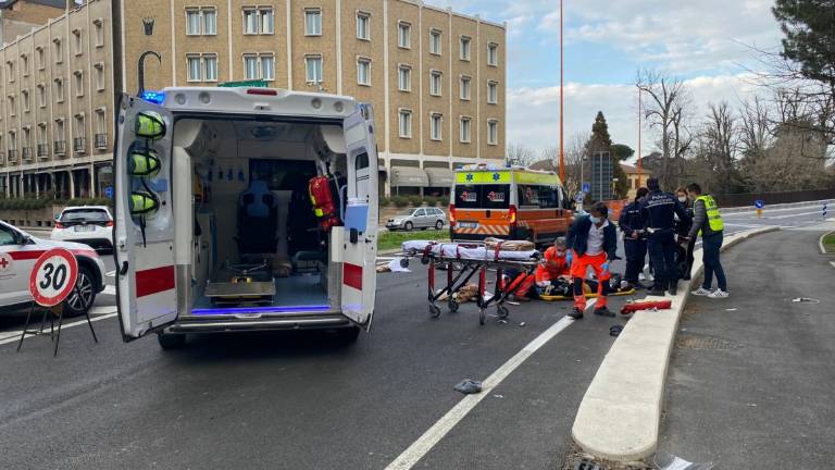 Cesena, incidente bici - scooter: gravissimo il ciclista e grave una donna Cesena, incidente bici - scooter: gravissimo il ciclista e grave una donna