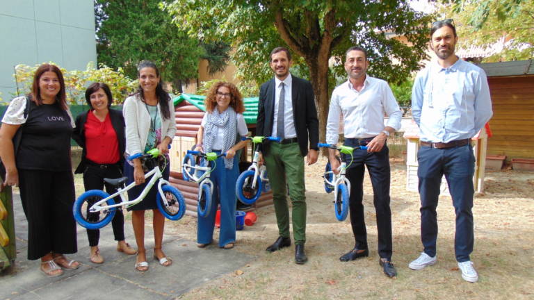 Cesena, Brn Village dona 25 bici senza pedali ai bimbi del Nido Ippodromo dopo l'alluvione Cesena, Brn Village dona 25 bici senza pedali ai bimbi del Nido Ippodromo dopo l'alluvione