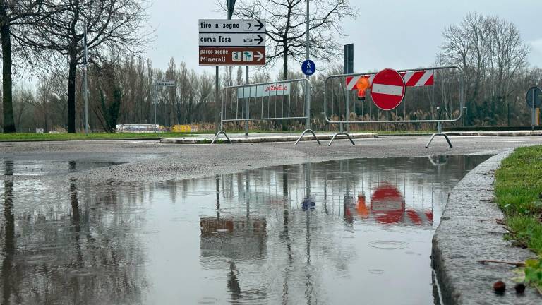 Imola, a Pieve Sant’Andrea 35 evacuati per la crepe che si aprono sulla strada Imola, a Pieve Sant’Andrea 35 evacuati per la crepe che si aprono sulla strada