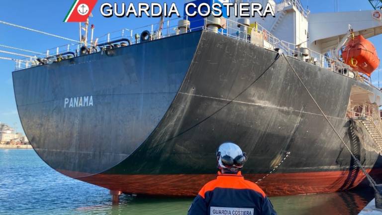 Ravenna, gravi irregolarità: fermata al porto una nave panamense Ravenna, gravi irregolarità: fermata al porto una nave panamense