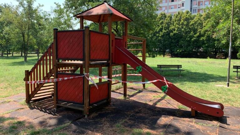 Danno fuoco ai giochi dei bambini nel parco a Rimini Danno fuoco ai giochi dei bambini nel parco a Rimini