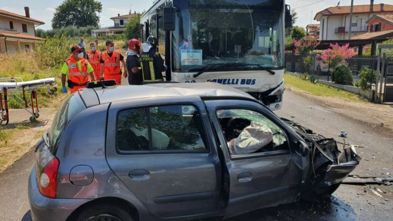 Scontro bus-auto: otto feriti, grave una donna a Montescudo Scontro bus-auto: otto feriti, grave una donna a Montescudo