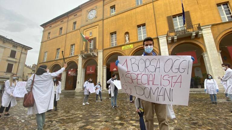 Giovani medici hanno protestato in piazza a Cesena - VIDEO Giovani medici hanno protestato in piazza a Cesena - VIDEO