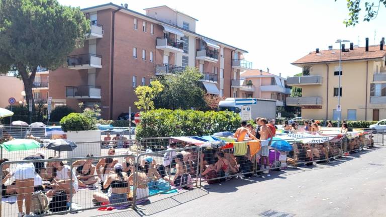 Cattolica: Blanco suona alle 21, ma tanti fans sono già in fila sotto il sole Cattolica: Blanco suona alle 21, ma tanti fans sono già in fila sotto il sole