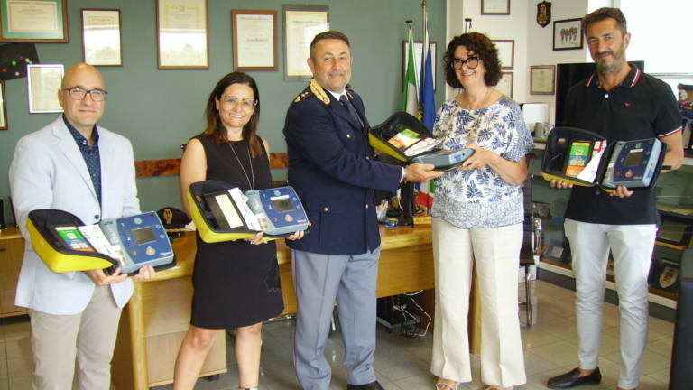 Rimini, dall'Ausl 4 defibrillatori per la Polizia Rimini, dall'Ausl 4 defibrillatori per la Polizia