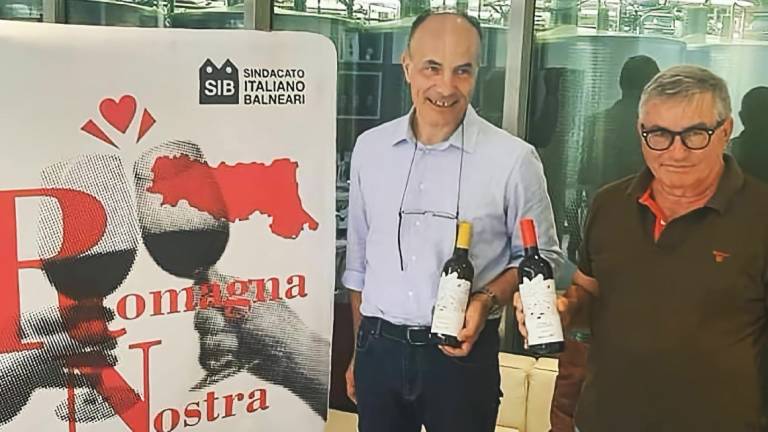 Alluvione, la Romagna fa squadra: i bagnini acquistano 20mila bottiglie di vino di Terre Cevico Alluvione, la Romagna fa squadra: i bagnini acquistano 20mila bottiglie di vino di Terre Cevico