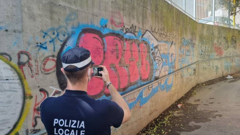 Ravenna, sorpresi ad imbrattare i muri del sottopasso Ravenna, sorpresi ad imbrattare i muri del sottopasso