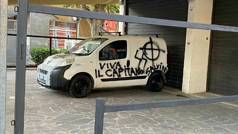 Rimini. Furgone imbrattato con svastiche e viva Salvini Rimini. Furgone imbrattato con svastiche e viva Salvini