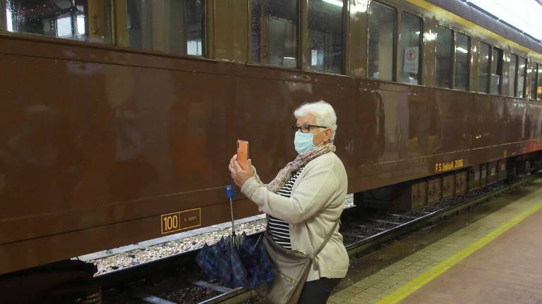 Da Firenze a Ravenna su un convoglio d'epoca, partito il primo Treno di Dante Da Firenze a Ravenna su un convoglio d'epoca, partito il primo Treno di Dante