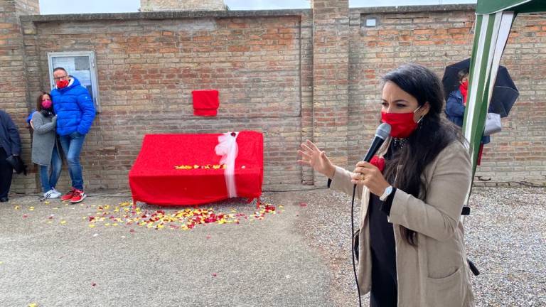 Ravenna, una panchina rossa in ricordo di Elisa Bravi Ravenna, una panchina rossa in ricordo di Elisa Bravi
