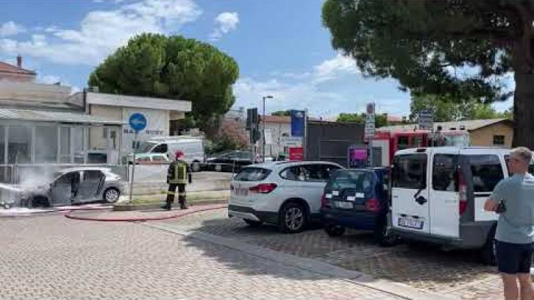 Cesenatico: auto a fuoco nel parcheggio di largo San Giacomo - VIDEO Cesenatico: auto a fuoco nel parcheggio di largo San Giacomo - VIDEO