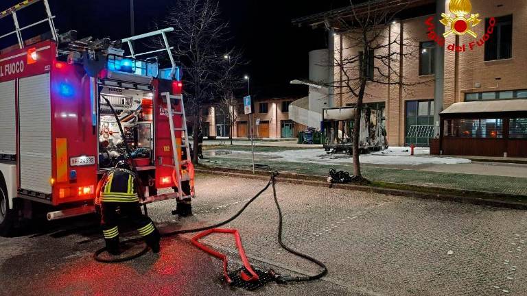 Savignano, furgone in fiamme nella notte Savignano, furgone in fiamme nella notte