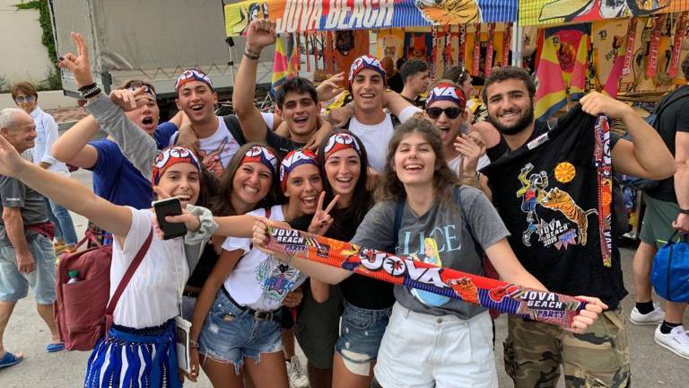 Il maltempo non ferma il popolo del Jova Beach Party a Rimini Il maltempo non ferma il popolo del Jova Beach Party a Rimini