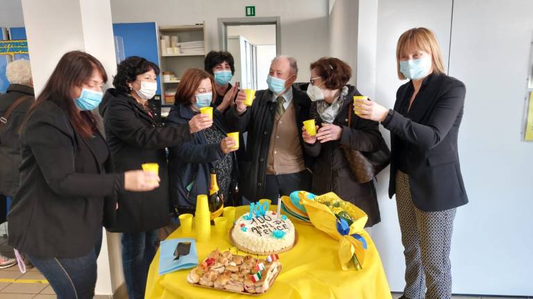 Felice Cornacchione compie 100 anni: festa a sorpresa nell'ufficio di Imola 1 Felice Cornacchione compie 100 anni: festa a sorpresa nell'ufficio di Imola 1
