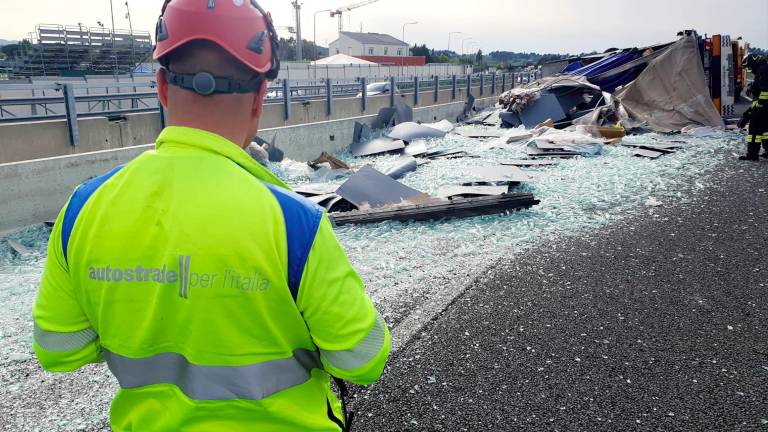 Riccione. Si ribalta camion carico di bottiglie vuote, code sulla A14 GALLERY Riccione. Si ribalta camion carico di bottiglie vuote, code sulla A14 GALLERY