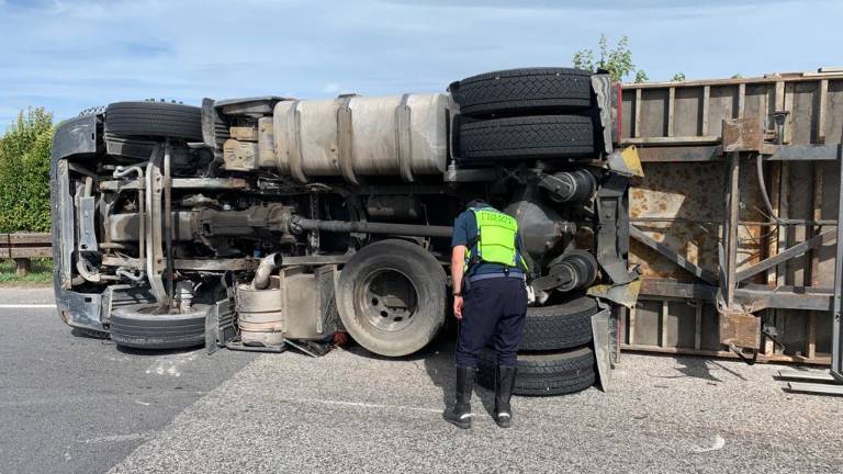 Villa Verucchio, mezzo pesante ribaltato: traffico rallentato sulla Marecchiese - Gallery Villa Verucchio, mezzo pesante ribaltato: traffico rallentato sulla Marecchiese - Gallery