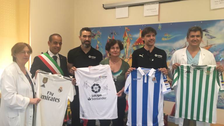 Campioni anche di solidarietà, calciatori dai bimbi all'ospedale di Cesena Campioni anche di solidarietà, calciatori dai bimbi all'ospedale di Cesena