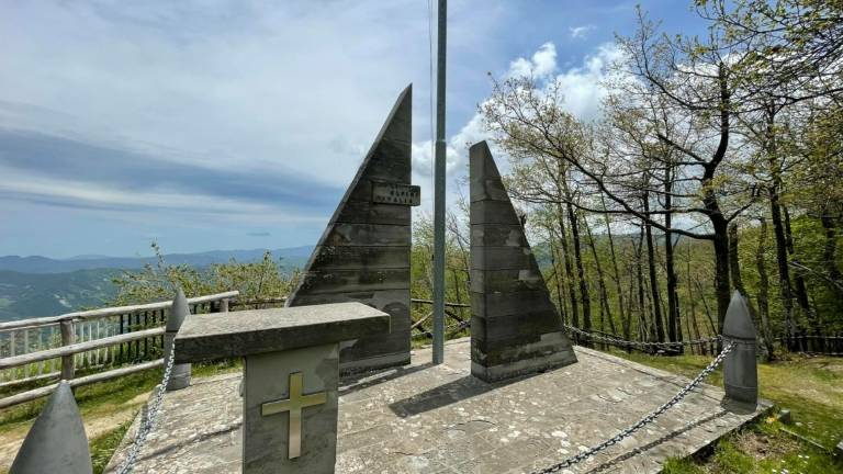 Alfero, pericolo di crollo: lavori di consolidamento al cippo degli Alpini Alfero, pericolo di crollo: lavori di consolidamento al cippo degli Alpini