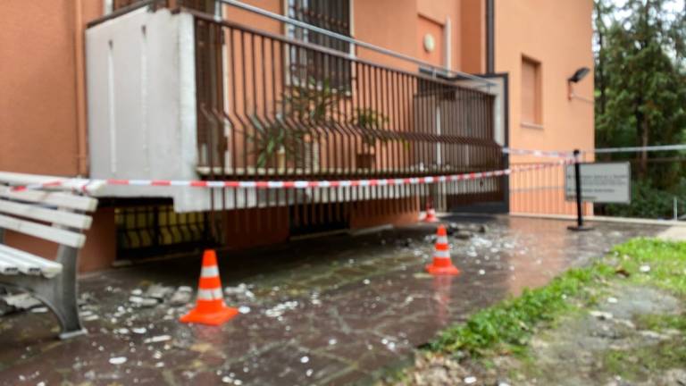 Cesena, la pioggia fa crollare pezzi di un terrazzo del Commissariato Cesena, la pioggia fa crollare pezzi di un terrazzo del Commissariato