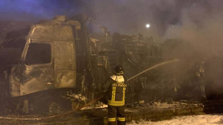 Esplosione all'autoporto di Cesena - VIDEO Esplosione all'autoporto di Cesena - VIDEO