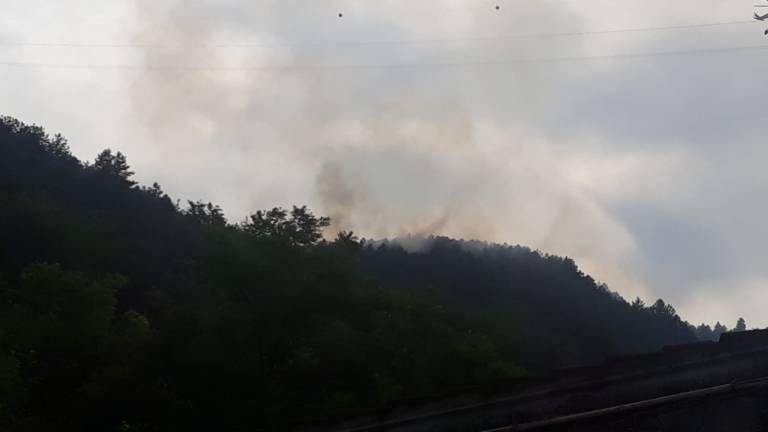 Vasto incendio brucia le colline del Ravennate. Intervento con elicotteri e canadair / Video Vasto incendio brucia le colline del Ravennate. Intervento con elicotteri e canadair / Video