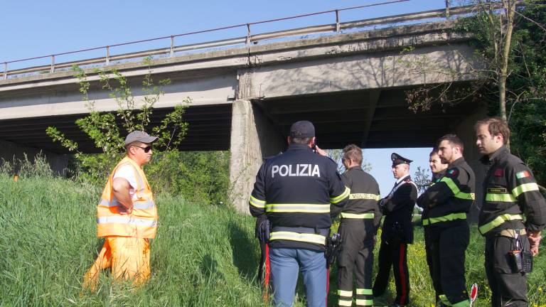 Crepe sul cavalcavia sull'Adriatica alle porte di Ravenna, accertamenti Crepe sul cavalcavia sull'Adriatica alle porte di Ravenna, accertamenti